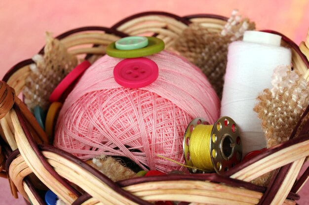 Koszyczek z haftami i nićmi
